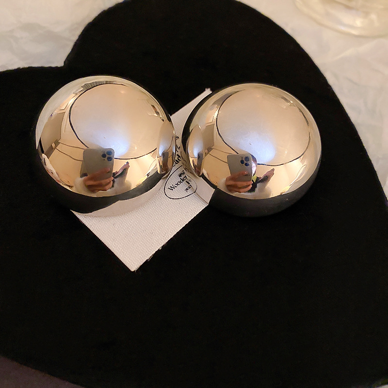 Metal pearl earrings
