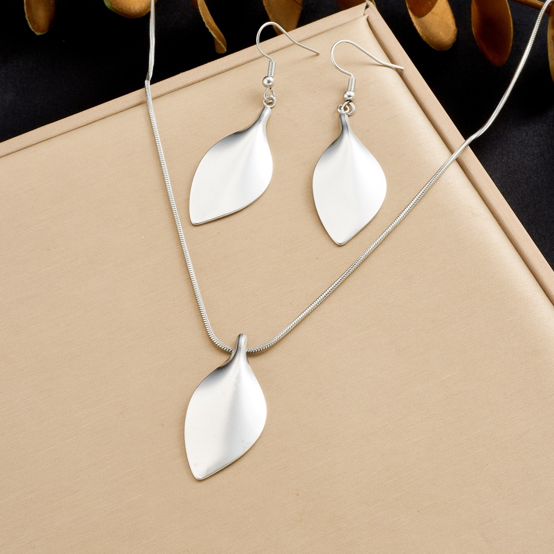 Leaf pendant aerring and chain set
